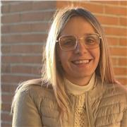 Docente di tedesco impartisce lezioni ad alunni di scuole medie o superiori